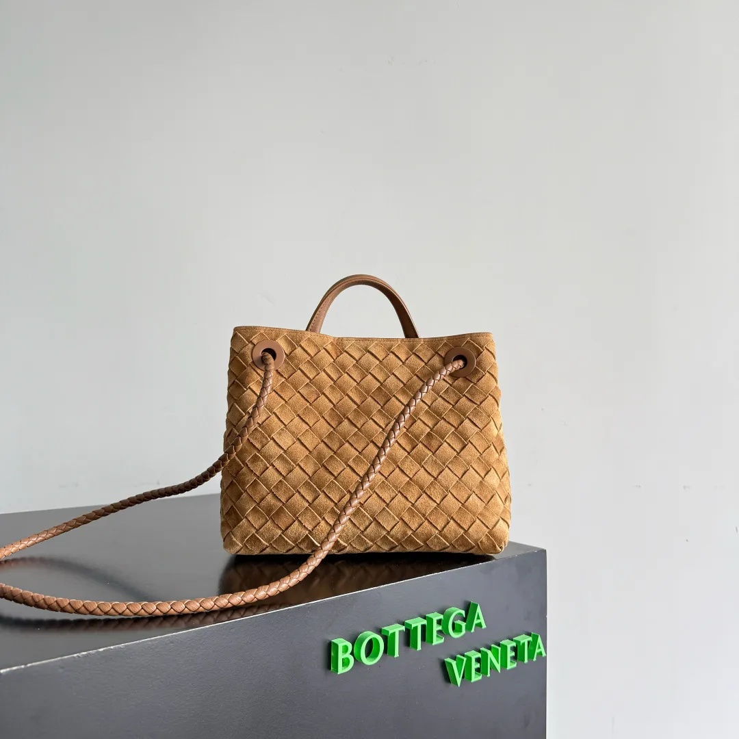 The new Andiamo batch of 3060 BV is shipped‼ ️The classic intercciato weaving process is used to create a soft bag, the metal knot is made of micro-cast aluminum using jewelry technology🪢, and the decorative beads are made of metal and hand-polished oak, allowing you to jump repeatedly between elegance and fun💃, making it unpredictable. Classic and versatile, it shows off your temperament, and the bag has a large capacity, making it very convenient for daily commuting! It has a variety of carrying methods, the shoulder straps can be adjusted by yourself, the original lambskin feels soft and delicate, and the unisex style breaks gender boundaries and brings a more practical and long-lasting use experience. The Andiamo, which has both elegant and casual styles, perfectly interprets the "fashionable old money style". Style No.: 743568+Wood Hardware Color: Suede Amber Brown·New Size: 25*22*10.5cm
